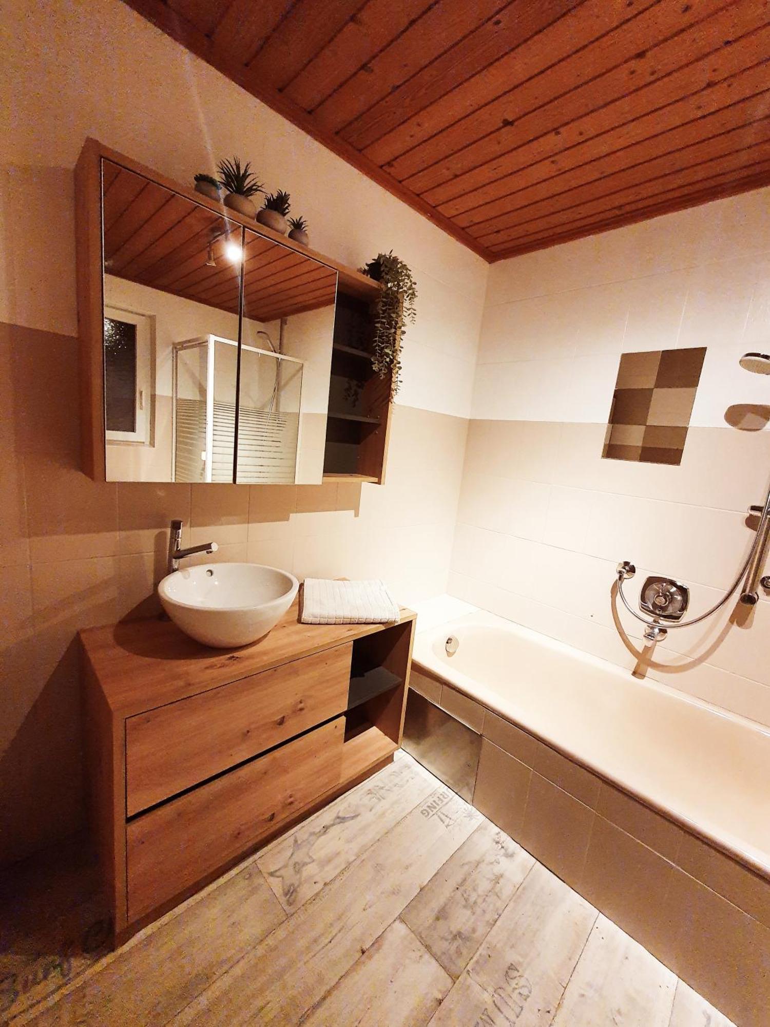 Lechufer, 80m2, Haushaelfte Mit Privatem Eingang, Kaminofen, Terrasse, Garten Apartment