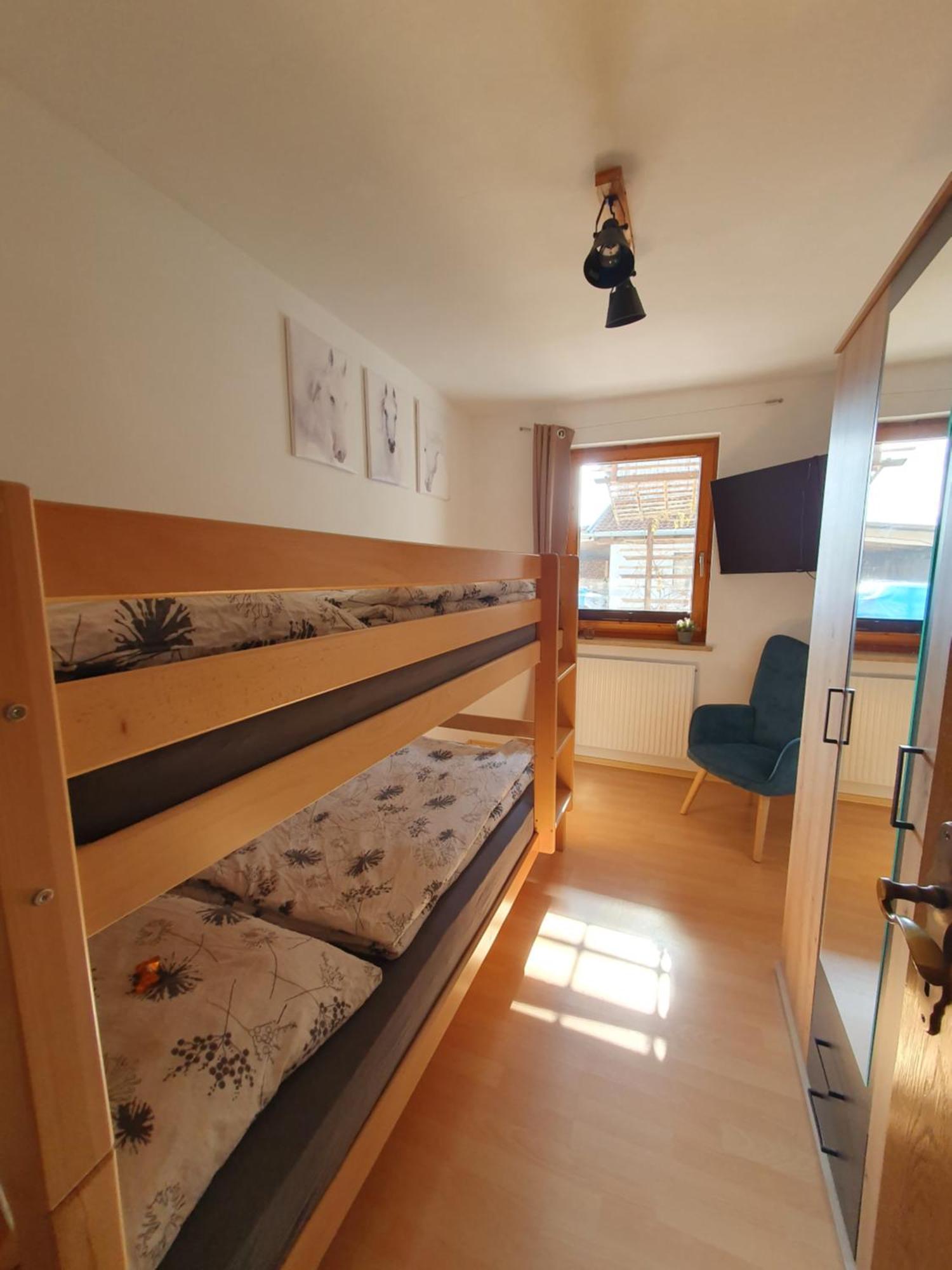 Apartment Lechufer, 80m2, Haushaelfte Mit Privatem Eingang, Kaminofen, Terrasse, Garten