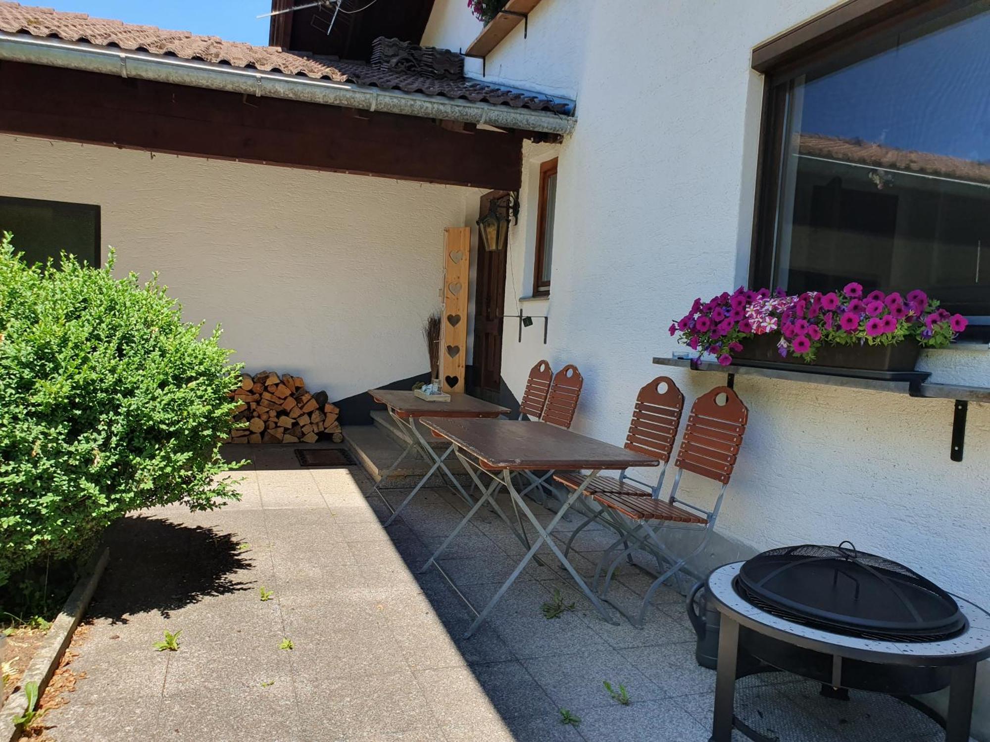 Appartement Lechufer, 80m2, Haushaelfte Mit Privatem Eingang, Kaminofen, Terrasse, Garten Pinswang